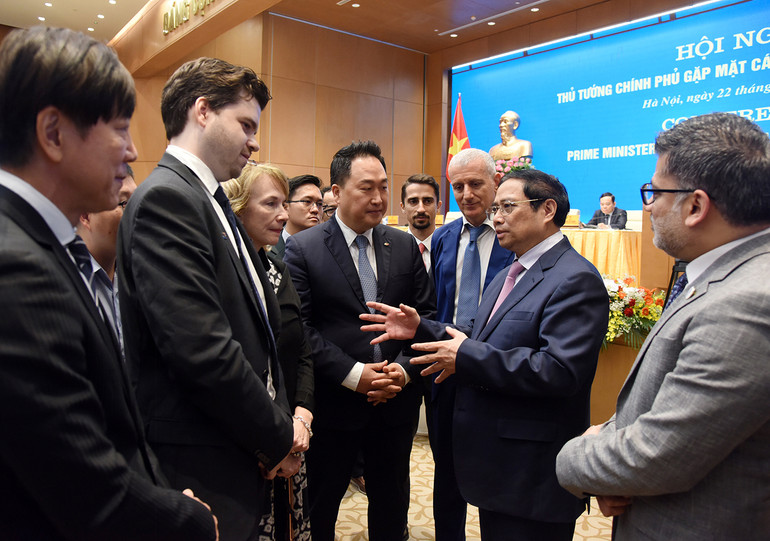 Thủ tướng Phạm Minh Chính trao đổi với các nhà đầu tư, các doanh nghiệp bên lề Hội nghị. Thủ tướng Phạm Minh Chính trao đổi với các nhà đầu tư, các doanh nghiệp bên lề Hội nghị.