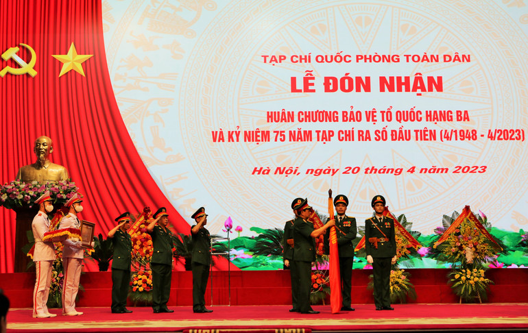 Thừa ủy quyền của Chủ tịch nước, Đại tướng Phan Văn Giang trao Huân chương Bảo vệ Tổ quốc hạng Ba tặng Tạp chí Quốc phòng toàn dân.