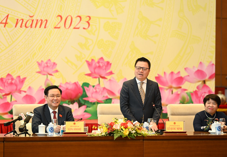 Đồng chí Lê Quốc Minh, Tổng Biên tập Báo Nhân Dân, Phó Trưởng Ban Tuyên giáo Trung ương, Chủ tịch Hội Nhà báo Việt Nam phát biểu tại cuộc gặp mặt.