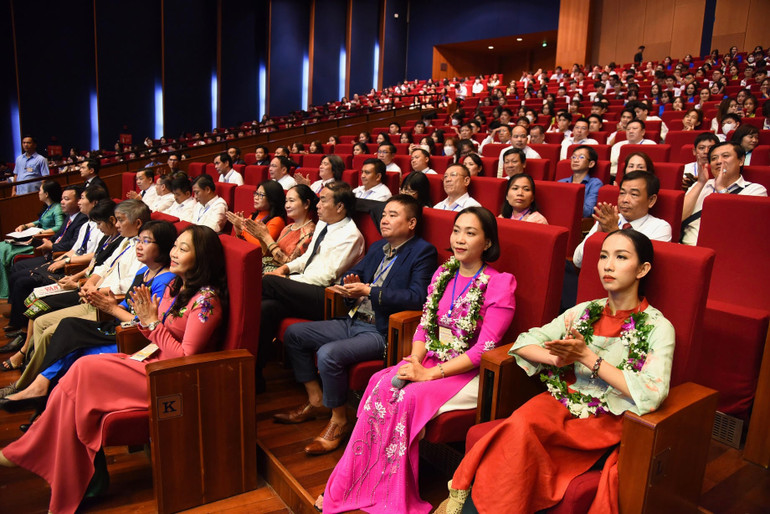 Các đại biểu tham gia buổi lễ.