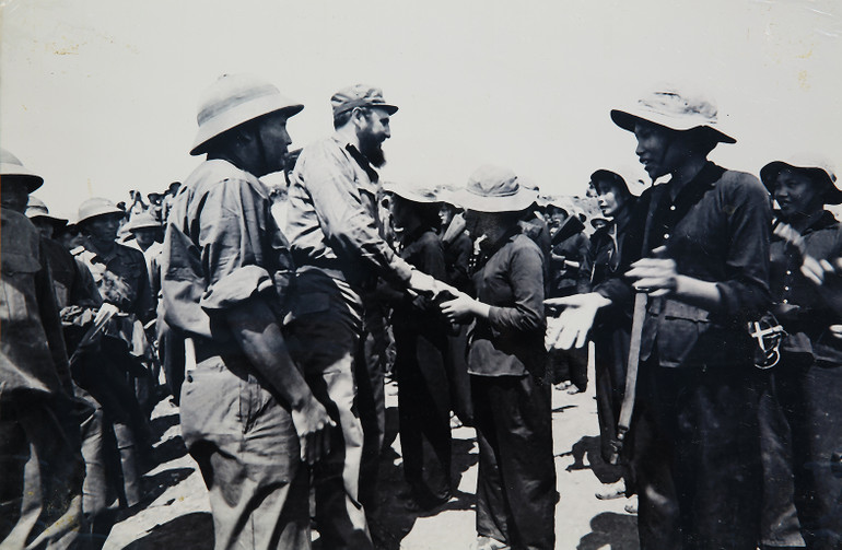 Chủ tịch Fidel Castro bắt tay đại diện nữ du kích huyện Gio Linh Hoàng Thị Chẫm, nay còn sống.