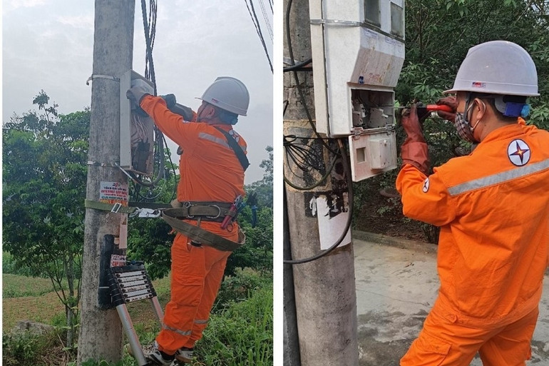 Các cán bộ công nhân viên đang thay thế công-tơ cơ khí sang công-tơ điện tử.