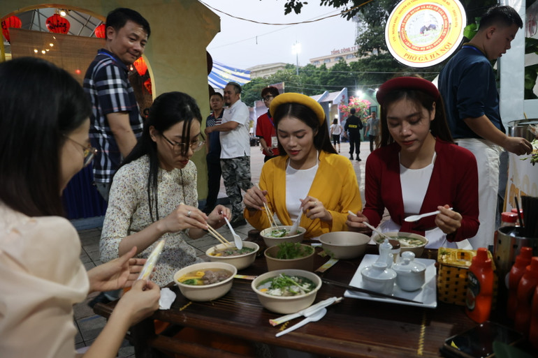 Điểm nhấn tại Không gian ẩm thực Hà Nội là không gian của Phở Hà Nội. Điểm nhấn tại Không gian ẩm thực Hà Nội là không gian của Phở Hà Nội.