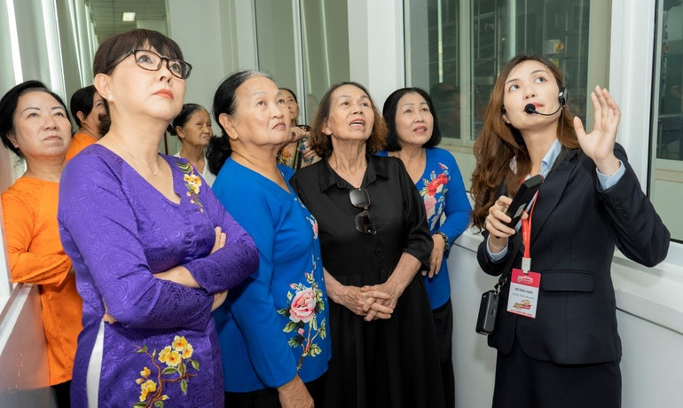 Nghệ sĩ Phương Dung đến tham quan nhà máy.