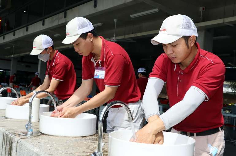 Ở khu vực hành lang các vòi nước được bố trí để công nhân rửa tay khử khuẩn, bảo đảm vệ sinh, trước khi vào bên trong nhà hàng.