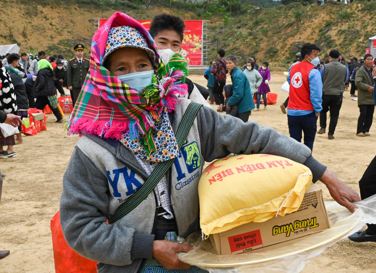 Đồng bào dân tộc phấn khởi với những phần quà Tết ý nghĩa tại Chợ Tết 0 đồng.