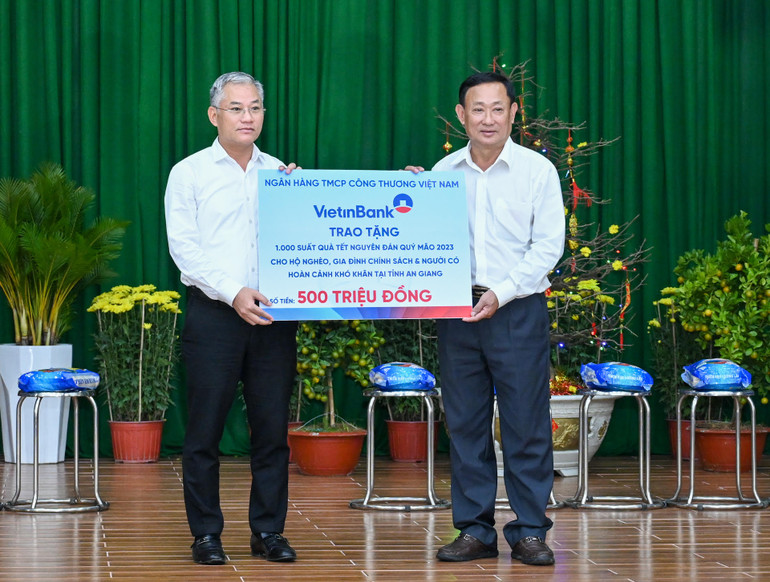 Phó Chủ nhiệm Ủy ban Đối ngoại Đôn Tuấn Phong trao 1.000 suất quà Tết do Ngân hàng Công thương Việt Nam tài trợ tặng các hộ nghèo, gia đình chính sách và người có hoàn cảnh khó khăn tỉnh An Giang.