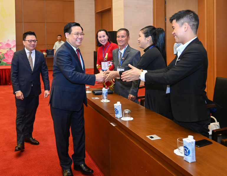 Chủ tịch Quốc hội Vương Đình Huệ với các đại biểu dự cuộc gặp mặt.