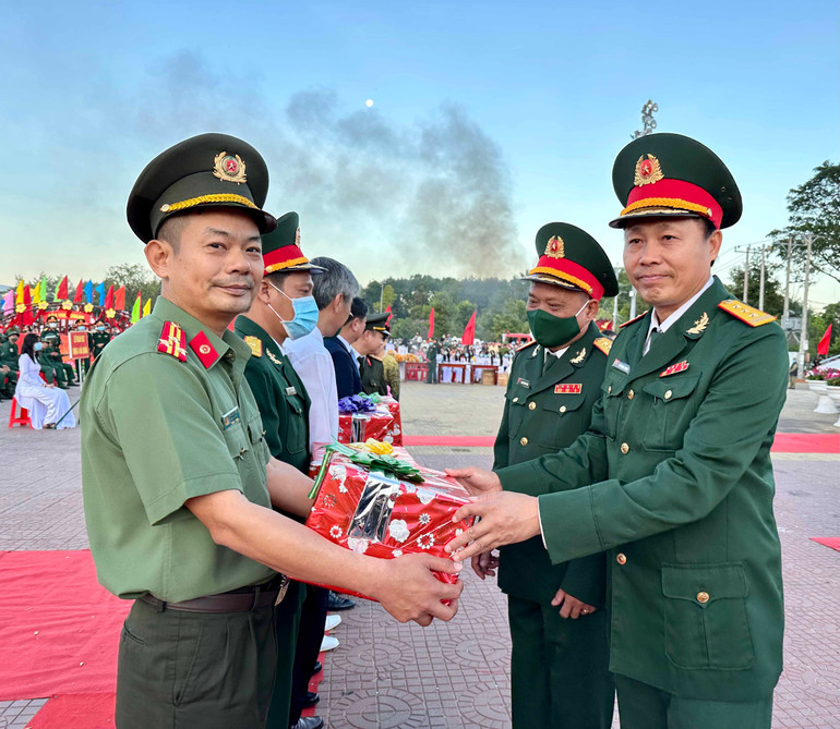 Các đồng chí trong Hội đồng nghĩa vụ thành phố Phan Rang-Tháp Chàm tặng quà chúc mừng các đơn vị nhận quân.