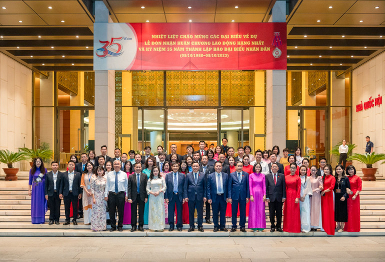 Chủ tịch Quốc hội Vương Đình Huệ cùng các đại biểu chụp ảnh lưu niệm với các thế hệ lãnh đạo, cán bộ, phóng viên, biên tập viên, người lao động Báo Đại biểu Nhân dân.