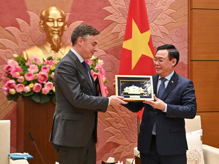 Chủ tịch Quốc hội Vương Đình Huệ tặng quà lưu niệm cho Chủ tịch Ủy ban Đối ngoại của Nghị viện châu Âu David McAllister.