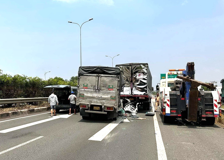Vụ tai nạn khiến giao thông trên cao tốc hướng Đồng Nai đi Thành phố Hồ Chí Minh ùn tắc.