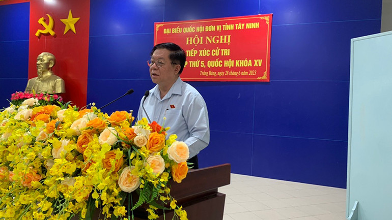 Đồng chí Nguyễn Trọng Nghĩa, Bí thư Trung ương Đảng, Trưởng Ban Tuyên giáo Trung ương phát biểu tại buổi tiếp xúc cử tri.