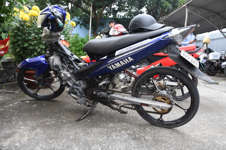 Những chiếc xe máy không phanh được các “tài nhí” sử dụng lạng lách trên đèo Hải Vân.