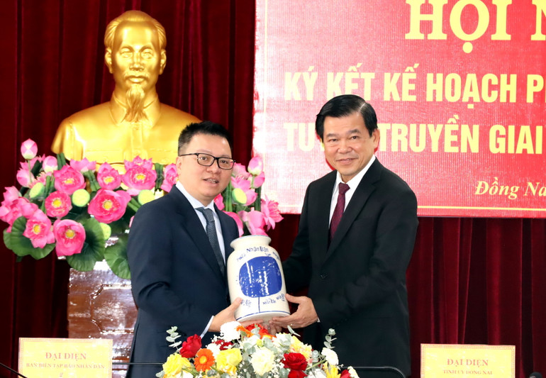 Đồng chí Lê Quốc Minh tặng quà lưu niệm cho lãnh đạo tỉnh Đồng Nai. Đồng chí Lê Quốc Minh tặng quà lưu niệm cho lãnh đạo tỉnh Đồng Nai.