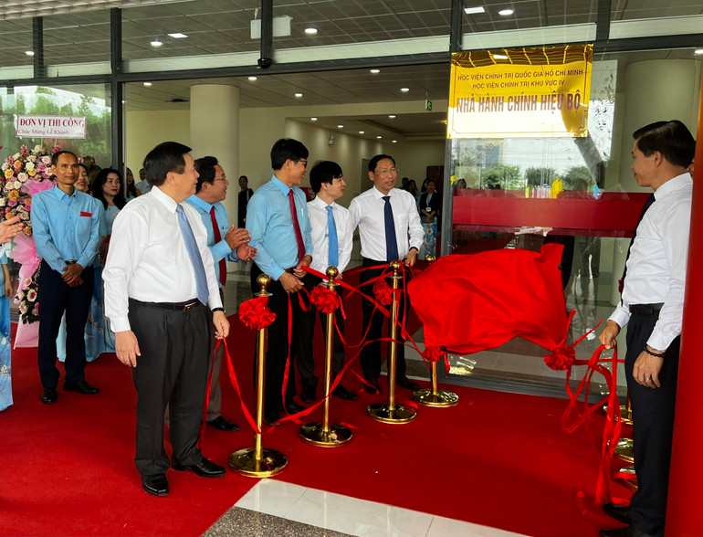 Đồng chí Nguyễn Xuân Thắng và các đại biểu khai trương trụ sở làm việc mới của Học viện Chính trị khu vực IV.