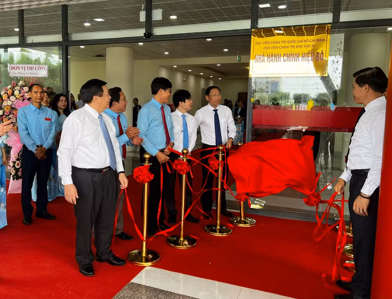 Đồng chí Nguyễn Xuân Thắng và các đại biểu khai trương trụ sở làm việc mới của Học viện Chính trị khu vực IV.