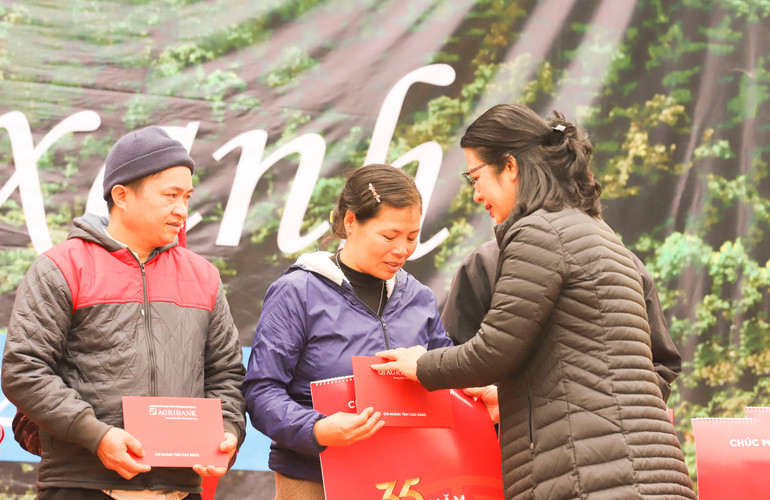 Trao tặng quà Tết Nguyên đán 2023 cho các hộ gia đình tại Hà Quảng, Cao Bằng.