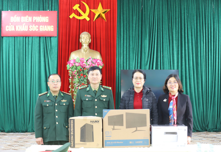 Trao tặng máy tính Đồn Biên phòng cửa khẩu Sóc Giang.