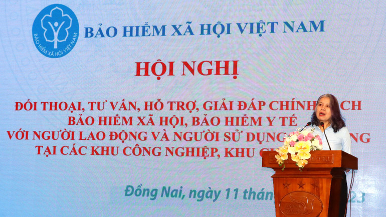 Bà Dương Ngọc Ánh, Phó Giám đốc Trung tâm Dịch vụ hỗ trợ, chính sách khách hàng, Bảo hiểm Xã hội Việt Nam phát biểu ý kiến.