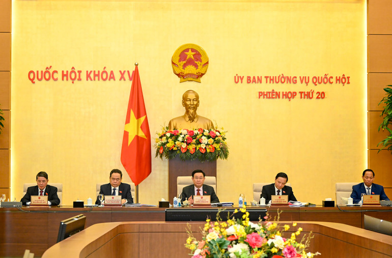 Chủ tịch Quốc hội Vương Đình Huệ và các Phó Chủ tịch Quốc hội dự phiên họp. Chủ tịch Quốc hội Vương Đình Huệ và các Phó Chủ tịch Quốc hội dự phiên họp.