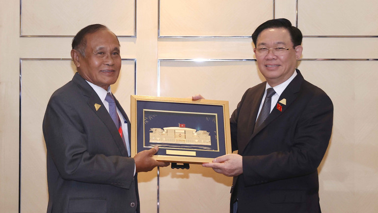 Chủ tịch Quốc hội Vương Đình Huệ tặng quà lưu niệm Phó Chủ tịch Thượng viện Campuchia Kittisangkahabindit Tep Ngorn. (Ảnh: Doãn Tấn/TTXVN)