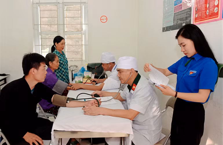 Cùng với y, bác sĩ Nông Lâm trường 461, y tế huyện Đình Lập khám chữa bệnh cho đồng bào vùng biên giới.