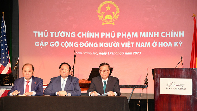 Thủ tướng Phạm Minh Chính lắng nghe ý kiến phát biểu của đại diện bà con kiều bào.