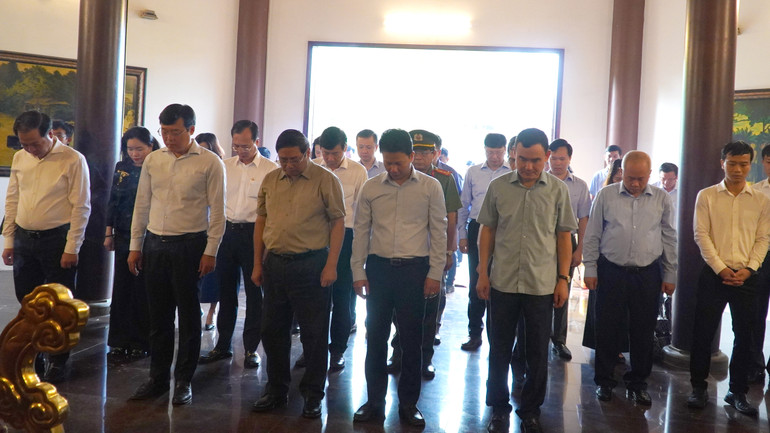 Quang cảnh mặc niệm tưởng nhớ công ơn Cụ Phó bảng Nguyễn Sinh Sắc. (Ảnh: HỮU NGHĨA)