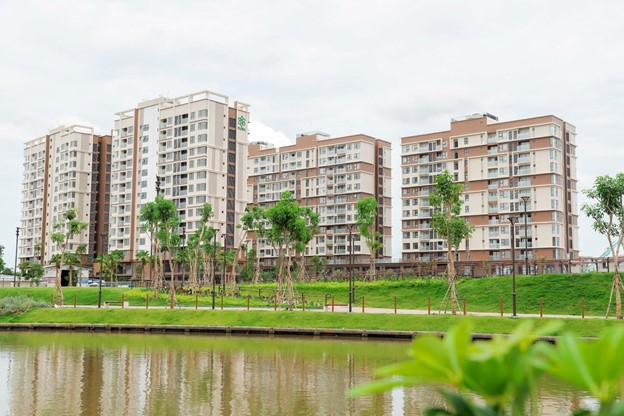 Hai block Flora Mizuki MP9-MPX (trái) có vị trí đắc địa, một mặt liền kề trục thương mại sầm uất, mặt còn lại nhìn vào không gian nội khu xanh ngát.