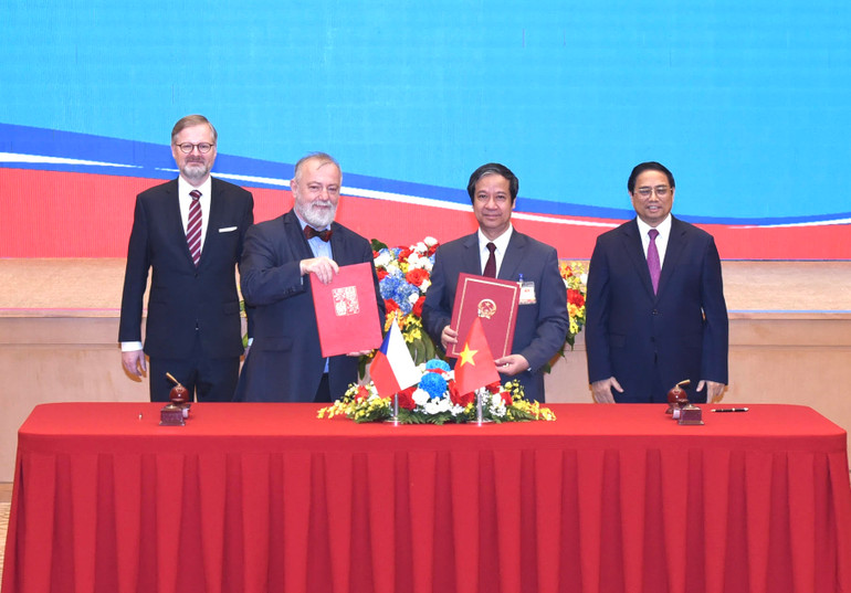 Thủ tướng Phạm Minh Chính và Thủ tướng nước Cộng hòa Séc Petr Fiala chứng kiến lễ ký nghị định thư về hợp tác trong lĩnh vực giáo dục với Bộ Giáo dục, Thanh niên và Thể thao Cộng hòa Séc.