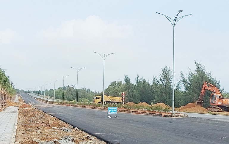 Khẩn trương hoàn thiện các hạng mục còn trên tuyến đường ven biển nối từ Hội An đến Núi Thành.