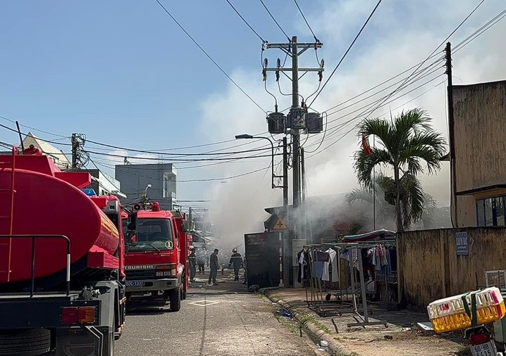Nhiều phương tiện chuyên dụng được huy động để dập lửa.