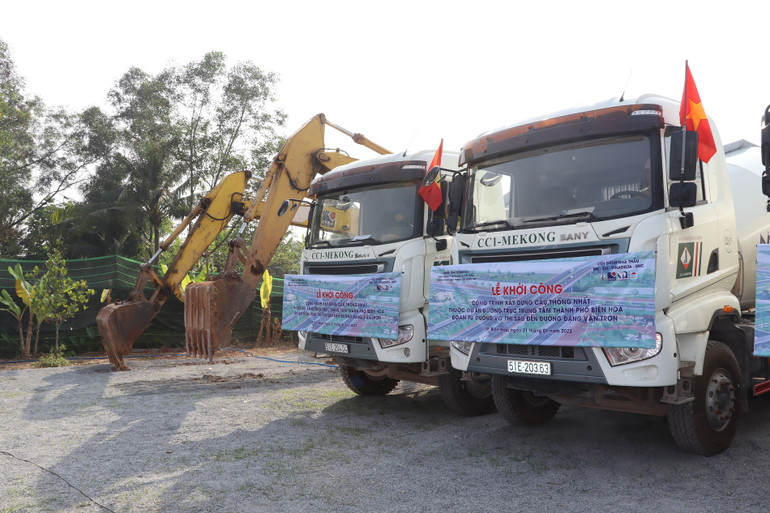 Các phương tiện thi công cơ giới thực hiện nghi thức khởi công xây dựng dự án.
