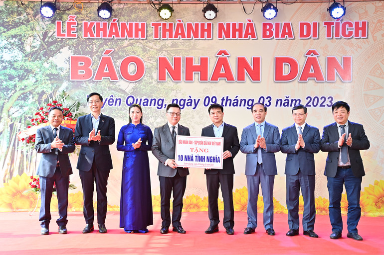 Các đồng chí lãnh đạo tỉnh Tuyên Quang thay mặt các gia đình có hoàn cảnh đặc biệt khó khăn hiện đang phải ở nhà tạm, nhà dột nát trên địa bàn tiếp nhận 10 căn nhà tình nghĩa có tổng trị giá 500 triệu đồng từ các đồng chí lãnh đạo Báo Nhân Dân.