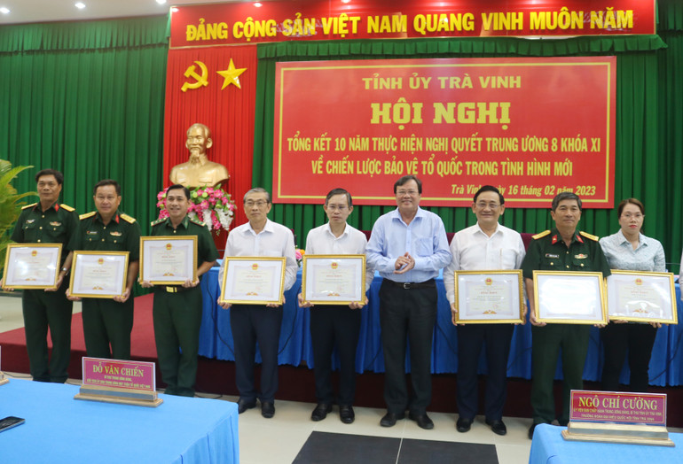 Đại diện các tập thể có thành tích xuất sắc trong thực hiện chiến lược bảo vệ Tổ quốc nhận Bằng khen của Ủy ban nhân dân tỉnh Trà Vinh.