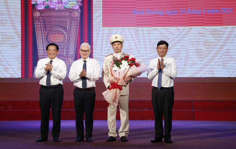 Lãnh đạo tỉnh Bình Dương trao tặng hoa chúc mừng tân Giám đốc Công an tỉnh.