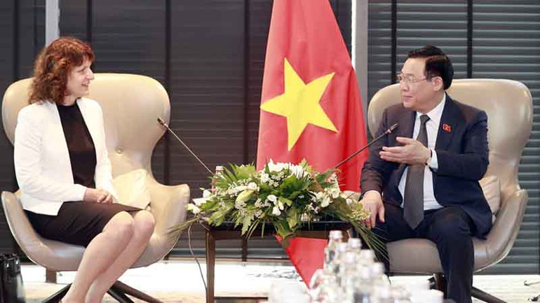 Chủ tịch Quốc hội Vương Đình Huệ tiếp Giám đốc điều hành trụ sở Bulgaria, Tập đoàn DSV, Đan Mạch Krassimira Vandeva. (Ảnh: daibieunhandan.vn)