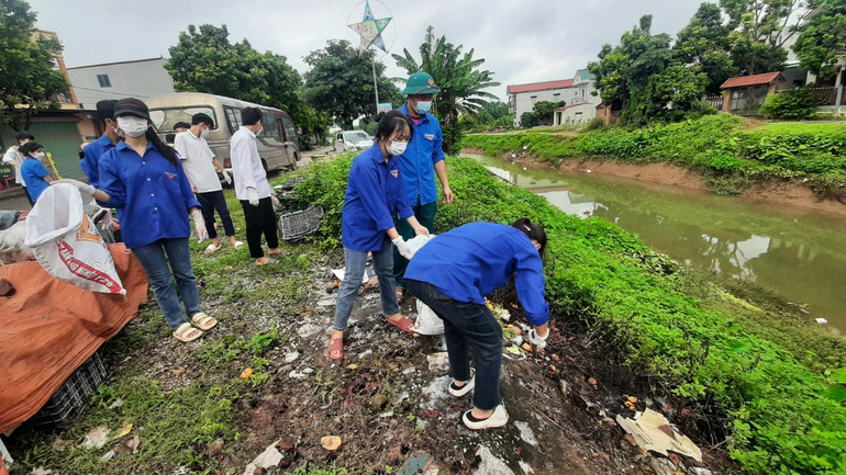 Phong trào vệ sinh môi trường nông thôn phát triển sâu rộng.