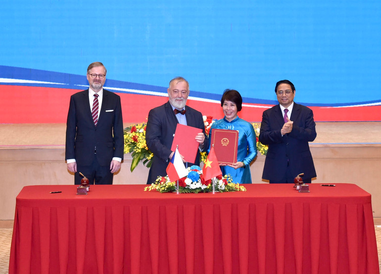 Thủ tướng Phạm Minh Chính và Thủ tướng nước Cộng hòa Séc Petr Fiala chứng kiến lễ ký Bản ghi nhớ hợp tác về chia sẻ thông tin, hỗ trợ đầu tư với Bộ Công thương Cộng hòa Séc.