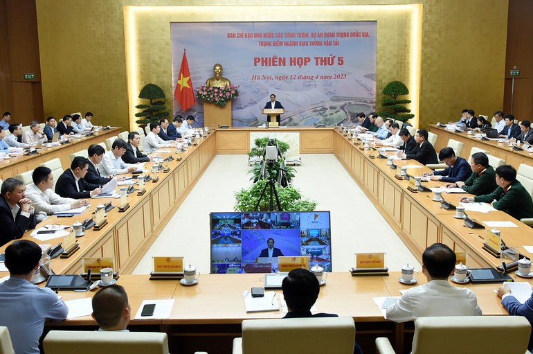 Phát biểu tại Phiên họp, Thủ tướng nhấn mạnh, Nhà nước đã bố trí vốn; có các cơ chế, chính sách; quyết liệt tháo gỡ các khó khăn, vướng mắc; vấn đề thúc đẩy các công trình, dự án nằm ở khâu tổ chức thực hiện.