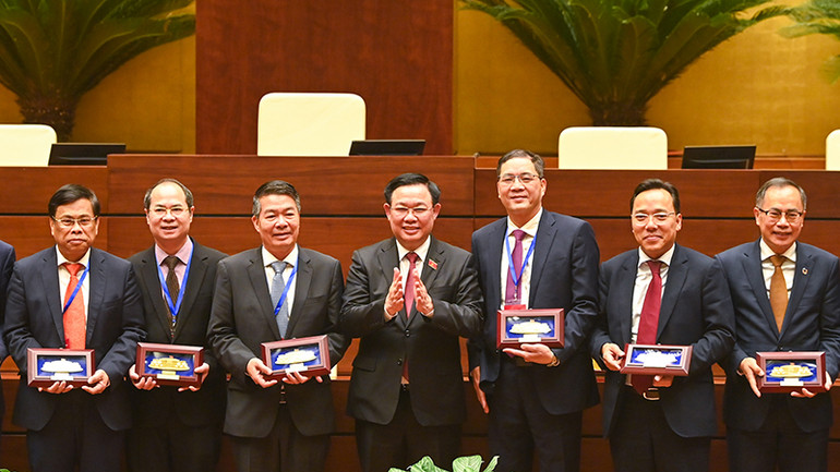 Chủ tịch Quốc hội Vương Đình Huệ tặng quà lưu niệm cho các Đại sứ, Trưởng Cơ quan đại diện ngoại giao Việt Nam ở nước ngoài. (Ảnh: DUY LINH)