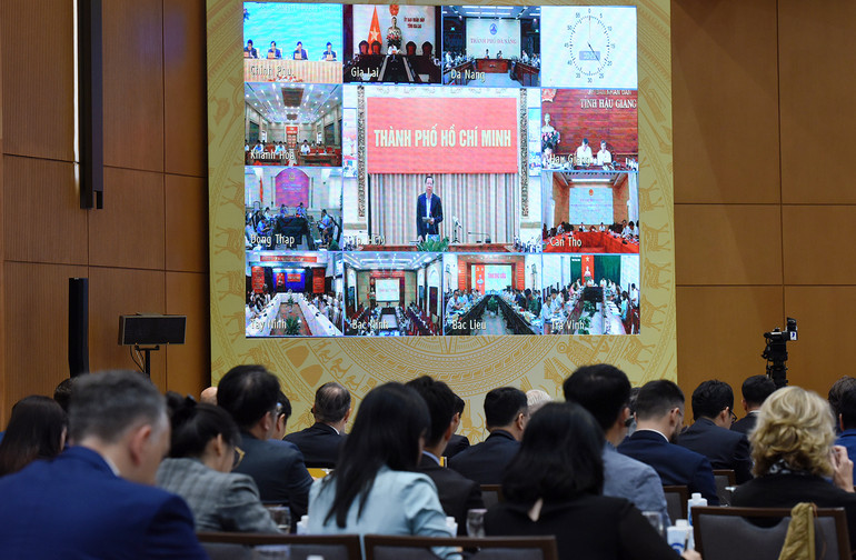 Với 100 đầu cầu trong nước và 83 đầu cầu nước ngoài, đây là Hội nghị trực tiếp, trực tuyến có quy mô lớn nhất từ trước tới nay với các nhà đầu tư nước ngoài. Với 100 đầu cầu trong nước và 83 đầu cầu nước ngoài, đây là Hội nghị trực tiếp, trực tuyến có quy mô lớn nhất từ trước tới nay với các nhà đầu tư nước ngoài.