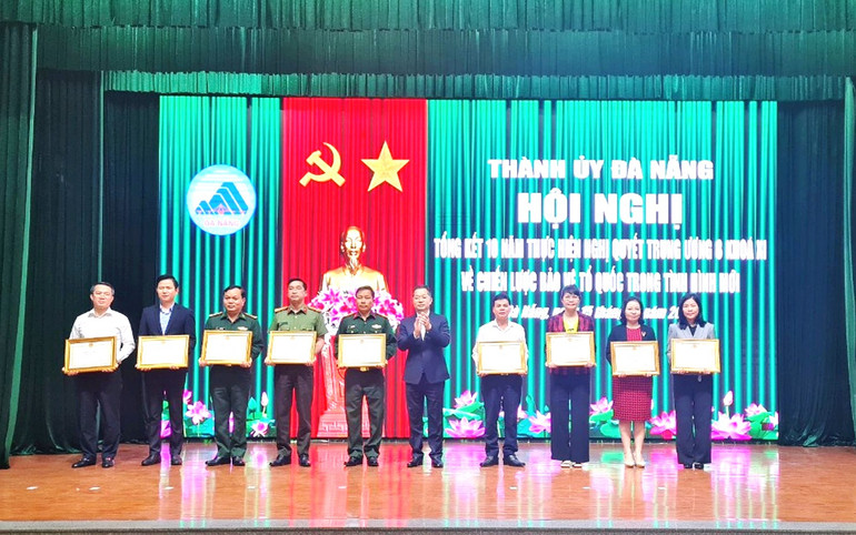 Khen thưởng các tập thể đạt thành tích xuất sắc trong thực hiện Nghị quyết Trung ương 8 (khóa XI) về Chiến lược bảo vệ Tổ quốc trong tình hình mới.