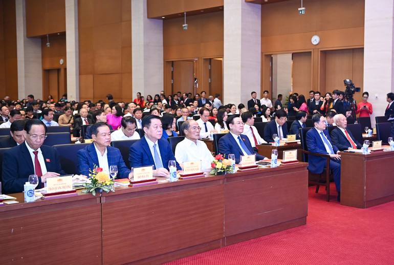 Chủ tịch Quốc hội Vương Đình Huệ cùng các đồng chí lãnh đạo, nguyên lãnh đạo Đảng, Nhà nước và các đại biểu dự buổi lễ.