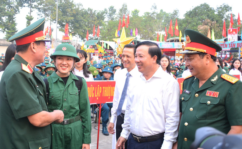 Lãnh đạo Ủy ban nhân dân tỉnh Long An và Bộ Chỉ huy Quân sự Tỉnh đội Long An gặp và động viên nữ tân binh huyện Đức Hòa trước khi lên đường nhập ngũ. Lãnh đạo Ủy ban nhân dân tỉnh Long An và Bộ Chỉ huy Quân sự Tỉnh đội Long An gặp và động viên nữ tân binh huyện Đức Hòa trước khi lên đường nhập ngũ.