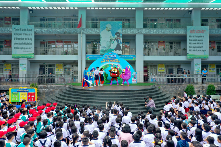 Chuỗi hoạt động nâng cao nhận thức cho học sinh về bảo vệ môi trường tại các trường học cho hơn 65.000 học sinh được Vinamilk tổ chức năm 2022. Chuỗi hoạt động nâng cao nhận thức cho học sinh về bảo vệ môi trường tại các trường học cho hơn 65.000 học sinh được Vinamilk tổ chức năm 2022.