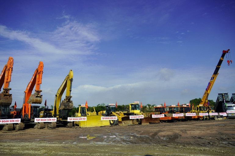 Máy móc phương tiện đã được chuẩn bị để thực hiện dự án.