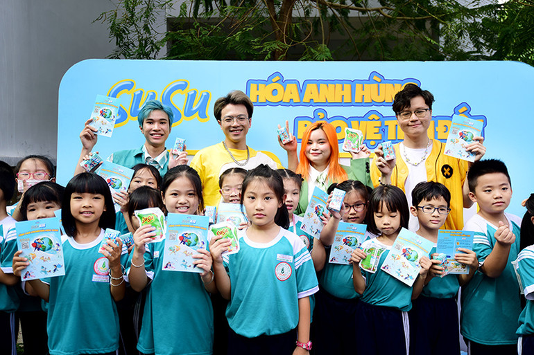 Nhóm Hero Team chụp ảnh lưu niệm cùng các học sinh trường tiểu học Nguyễn Văn Trỗi, quận 4, Thành phố Hồ Chí Minh, sau màn cam kết bảo vệ môi trường cùng các bé. (Ảnh: Vinamilk) Nhóm Hero Team chụp ảnh lưu niệm cùng các học sinh trường tiểu học Nguyễn Văn Trỗi, quận 4, Thành phố Hồ Chí Minh, sau màn cam kết bảo vệ môi trường cùng các bé. (Ảnh: Vinamilk)