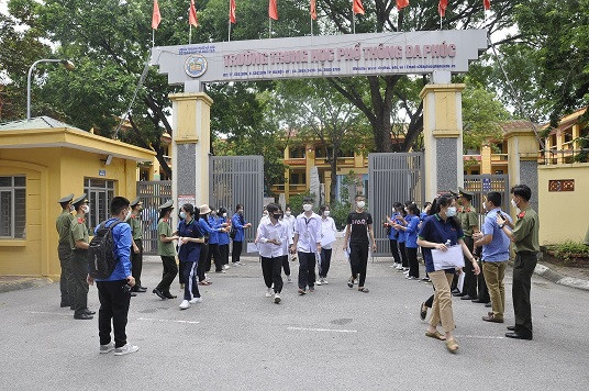 Thí sinh tại điểm thi Trường THPT Đa Phúc, Sóc Sơn (Hà Nội) kết thúc môn thi (kỳ thi tốt nghiệp THPT 2022). (Ảnh: QUÝ TÙNG)